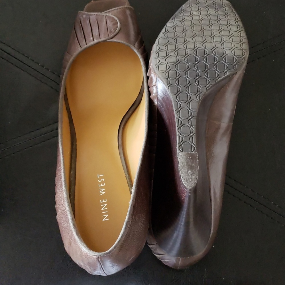 EUC Women leather wedges Nine West